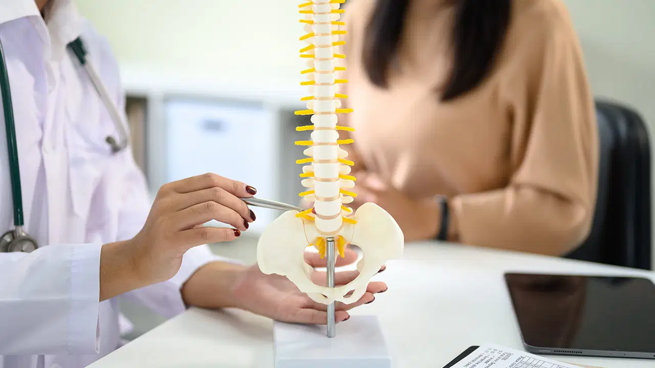 Bel fıtığı sanılıyor lakin çok daha tehlikeli: Omurga daralması sinsi ilerliyor!