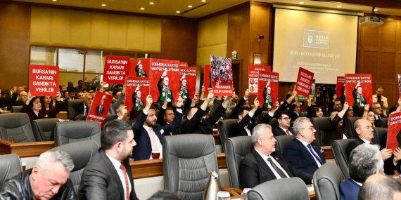 bursa-buyuksehir-belediyesi-akpye-gecmisti-mecliste-chpli-uyelerden-dovizli-reaksiyon-i22rZkJ1.jpg