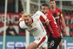 canli-galatasaray-deplasmanda-hata-yapmadi-zirvede-puan-farki-acildi-EBYyeSir.jpg