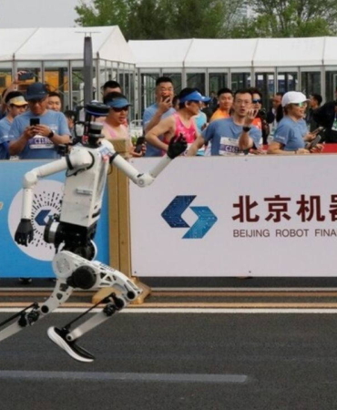 cinde-insansi-robotlar-yari-maraton-dunya-rekorunu-kirdi-MkIRjpiN.jpg