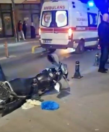 fatihte-ambulans-ile-carpisan-motosikletin-surucusu-hayatini-kaybetti-kaza-ani-kamerada-hnlmhDcS.jpg