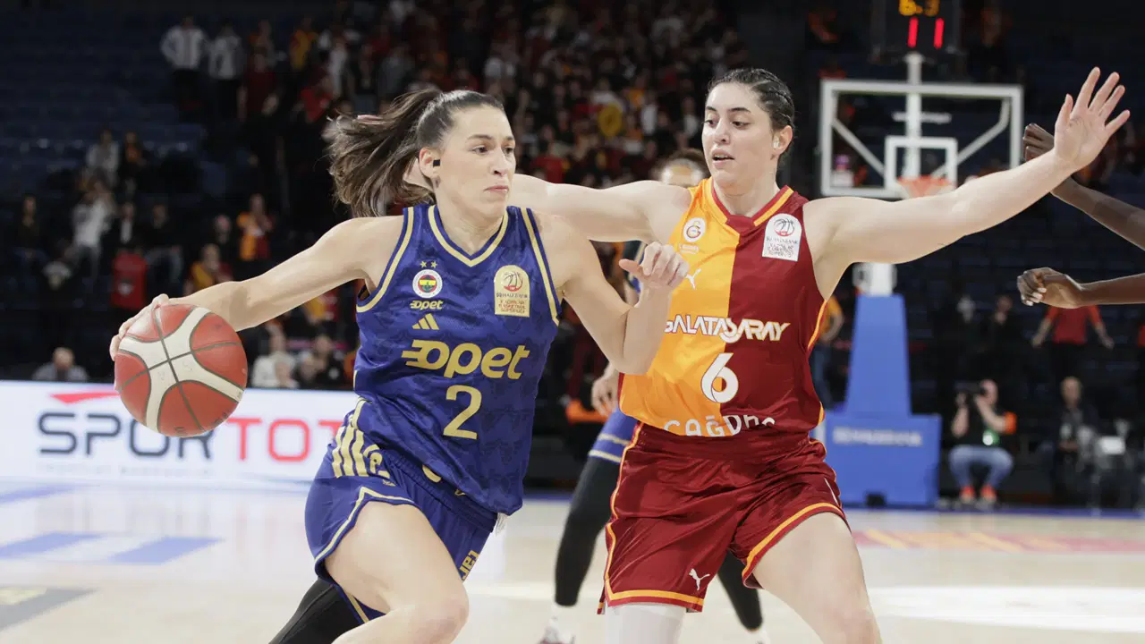fenerbahce-ile-galatasaray-avrupa-liginde-final-icin-parkeye-cikiyor-iUg2rP3A.jpg