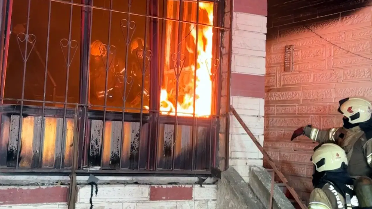 istanbulda-4-katli-binada-yangin-20-kisi-mahsur-kaldi-iHWtTfpU.jpg