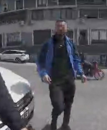 izmir-ciglide-korna-tartismasi-kavgaya-donustu-motosiklet-surucusune-saldiri-kamerada-wTvSlZ2C.jpg