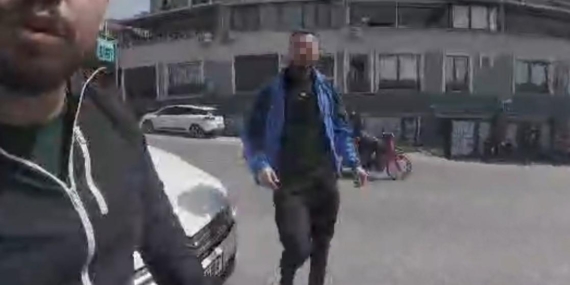 izmir-ciglide-korna-tartismasi-kavgaya-donustu-motosiklet-surucusune-saldiri-kamerada-wTvSlZ2C.jpg