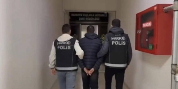 mide-ve-bagirsaklarinda-uyusturucu-tasidi-yakalanip-tutuklandi-PBue44YC.jpg