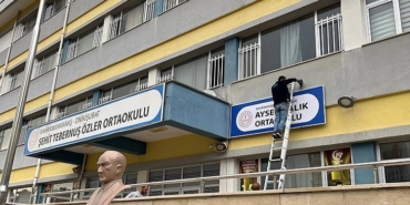 saldiri-sonrasi-yeni-karar-ayser-calik-ortaokulunun-tabelasi-yeni-binaya-asildi-TLj6vx5S.jpg