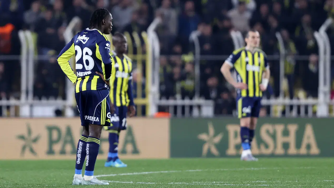 zirve-yarisinda-yara-aldi-fenerbahce-rizespor-karsisinda-son-saniyede-yikildi-8tONeELl.jpg